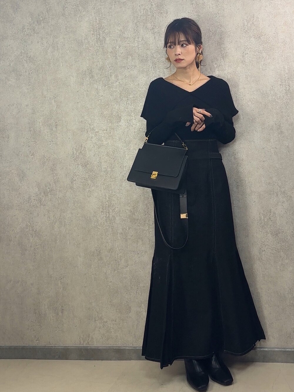 「服とコスメでなりたい自分に、クリスマスに着たい服、クリスマスコーデ、yunco_de、休日コーデ、大人かわいい、153cmコーデ、低身長」｜「LAGUNAMOONのビッグカラーリブニットプルオーバー（ニット/セーター、ブラック系）」を使った、yunさん（レディース・153cm）の冬コーディネートの2枚目の写真