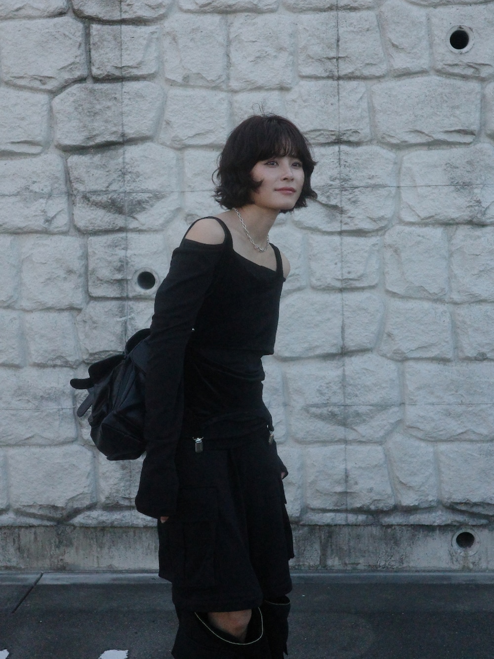 ブラック系のタンクトップ、ブラック系のスウェットパンツを着用したレディースの夏コーディネートの3枚目の写真