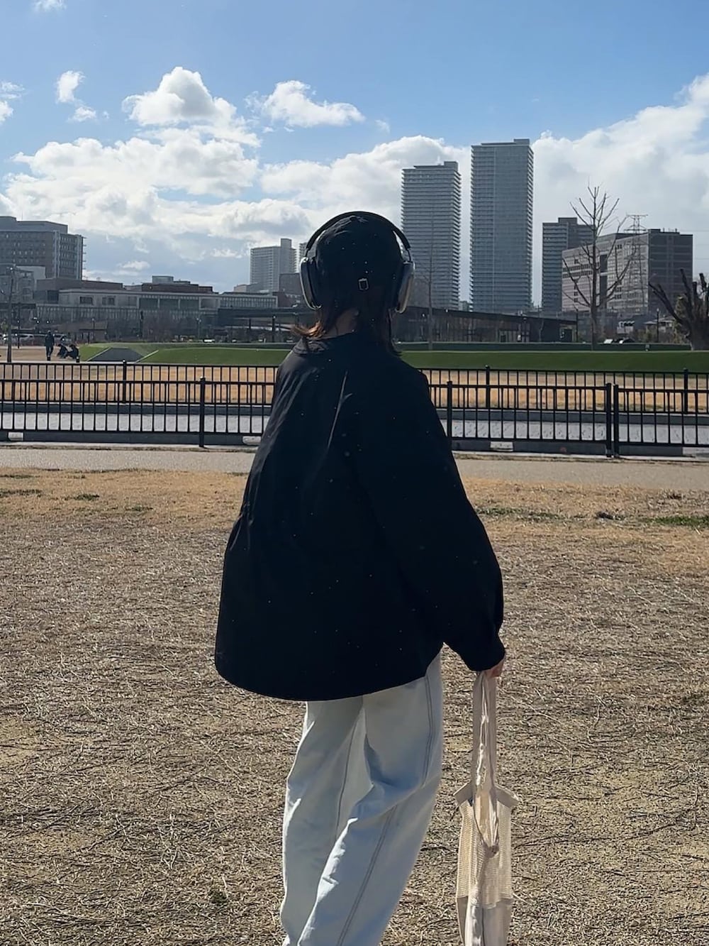 「春服デビュー宣言、春コーデ、ユニクロ、カーブジーンズ、メッシュバック、yunco_de、153cm」｜「libelle moreのウエストドロストギャザー　ノーカラーブルゾン（ブルゾン、ブラック系）」を使った、yunさん（レディース・153cm）の春コーディネートの2枚目の写真