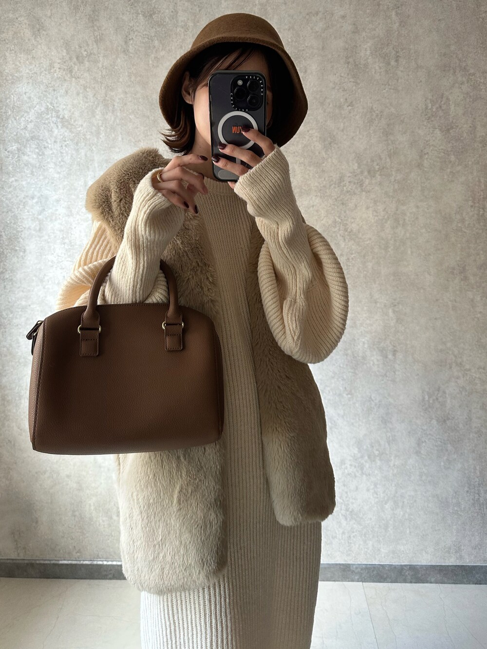 ホワイト系のワンピースを着用したレディースの秋コーディネートの2枚目の写真