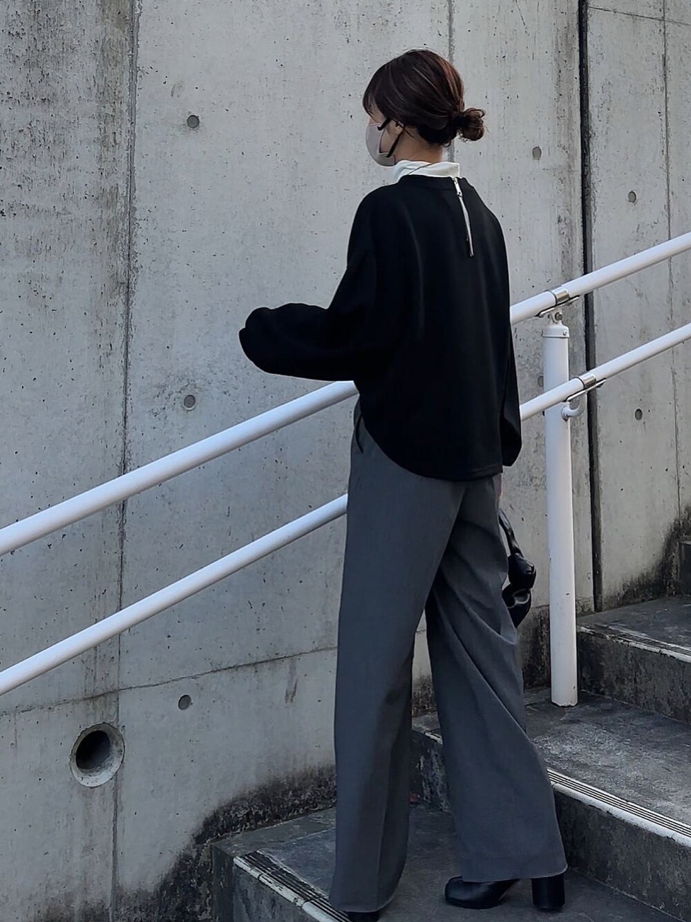 ブラック系のTシャツ/カットソー、ゴールド系のネックレスを着用したレディースの冬コーディネートの2枚目の写真