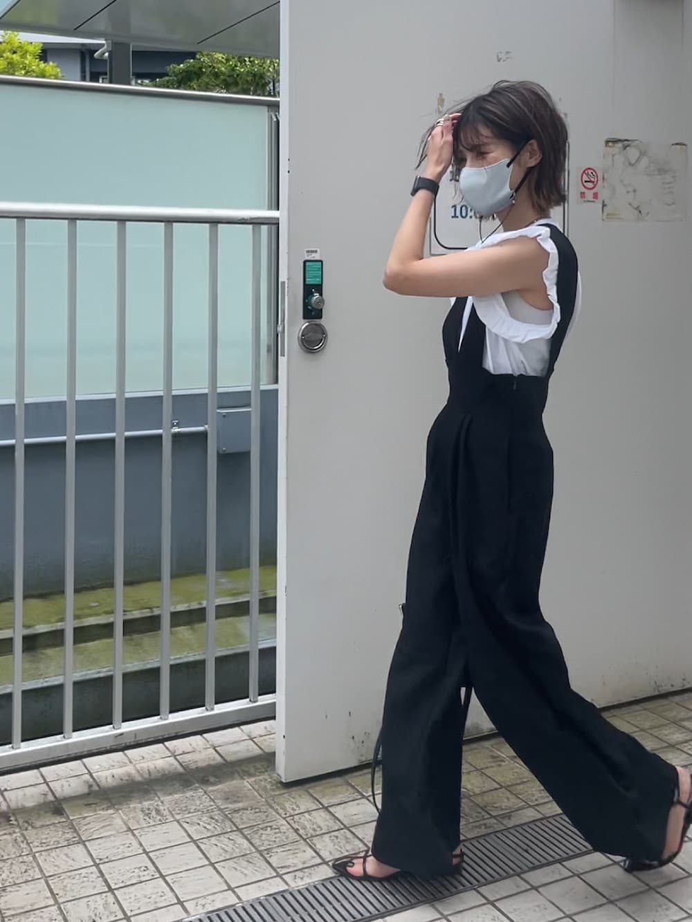 「ラクチンコーデ、大人かわいい、yunくろ、yunco_de、リエディ、モノトーン、JILSANDER」｜「Re:EDITの[低身長/高身長サイズ有]ハイウエストVネックオールインワン（サロペット/オーバーオール、ブラック系）」を使った、yunさん（レディース・153cm）の夏コーディネートの2枚目の写真