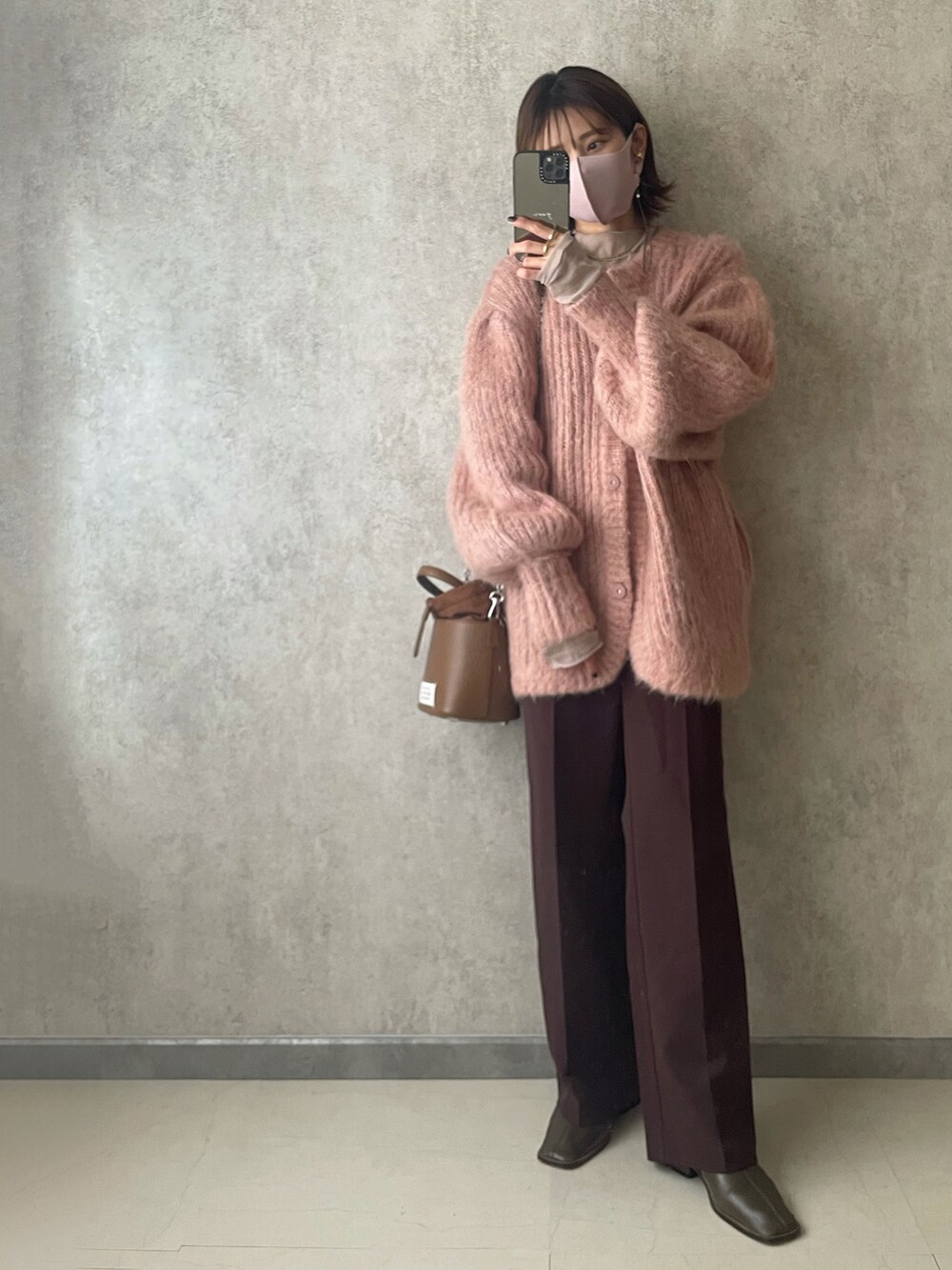 「秋服、カジュアルコーデ、パステルマスク、クラネ、カーディガン」｜「cross marcheの【PASTEL MASK /パステルマスク パステルマスク 天然オイル配合 肌にしっとり 洗って使える3Ｄマスク（マスク、ブラウン系）」を使った、yunさん（レディース・153cm）の秋コーディネートの2枚目の写真