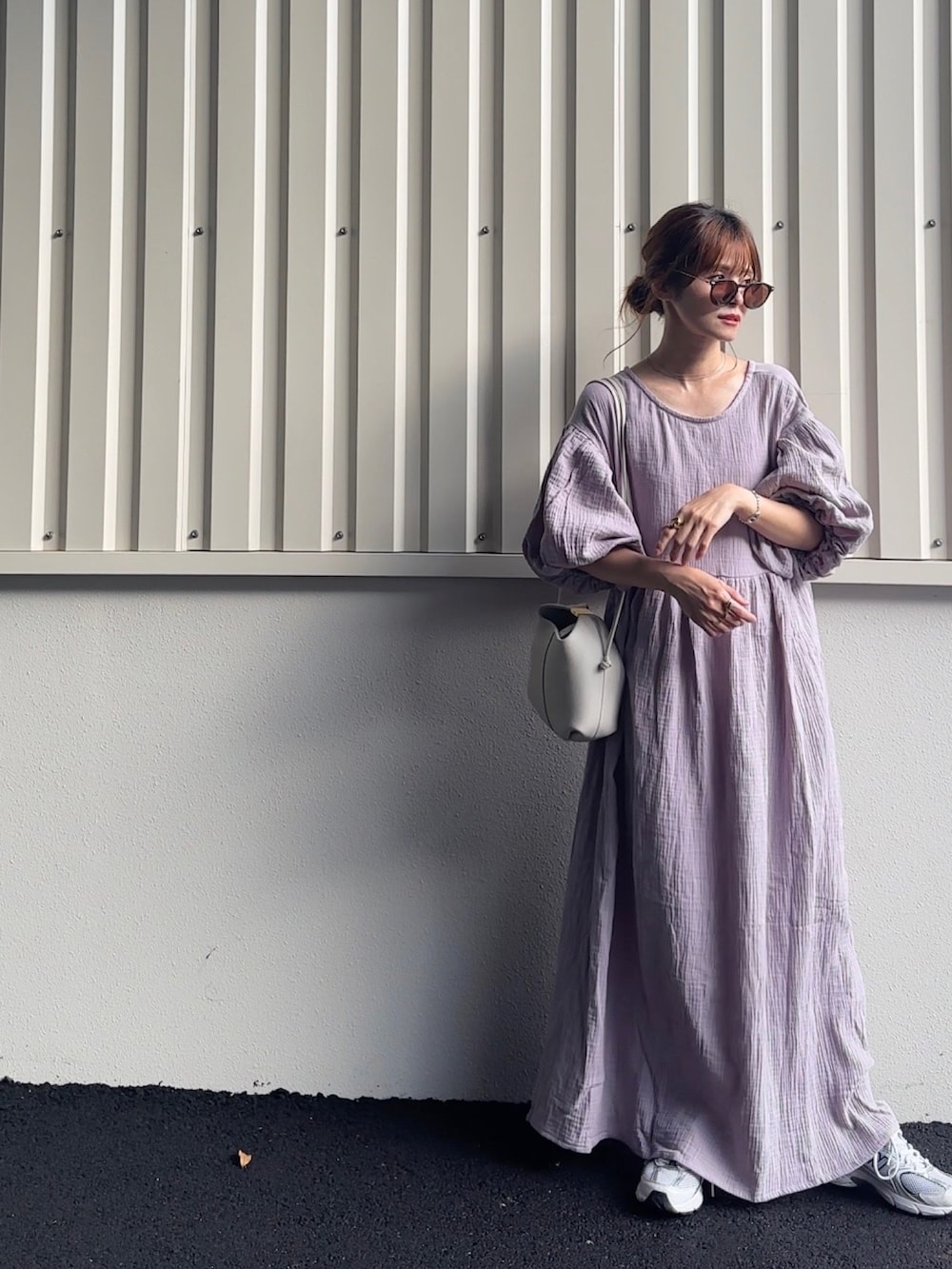 パープル系のワンピース、シルバー系のスニーカーを着用したレディースの夏コーディネートの3枚目の写真