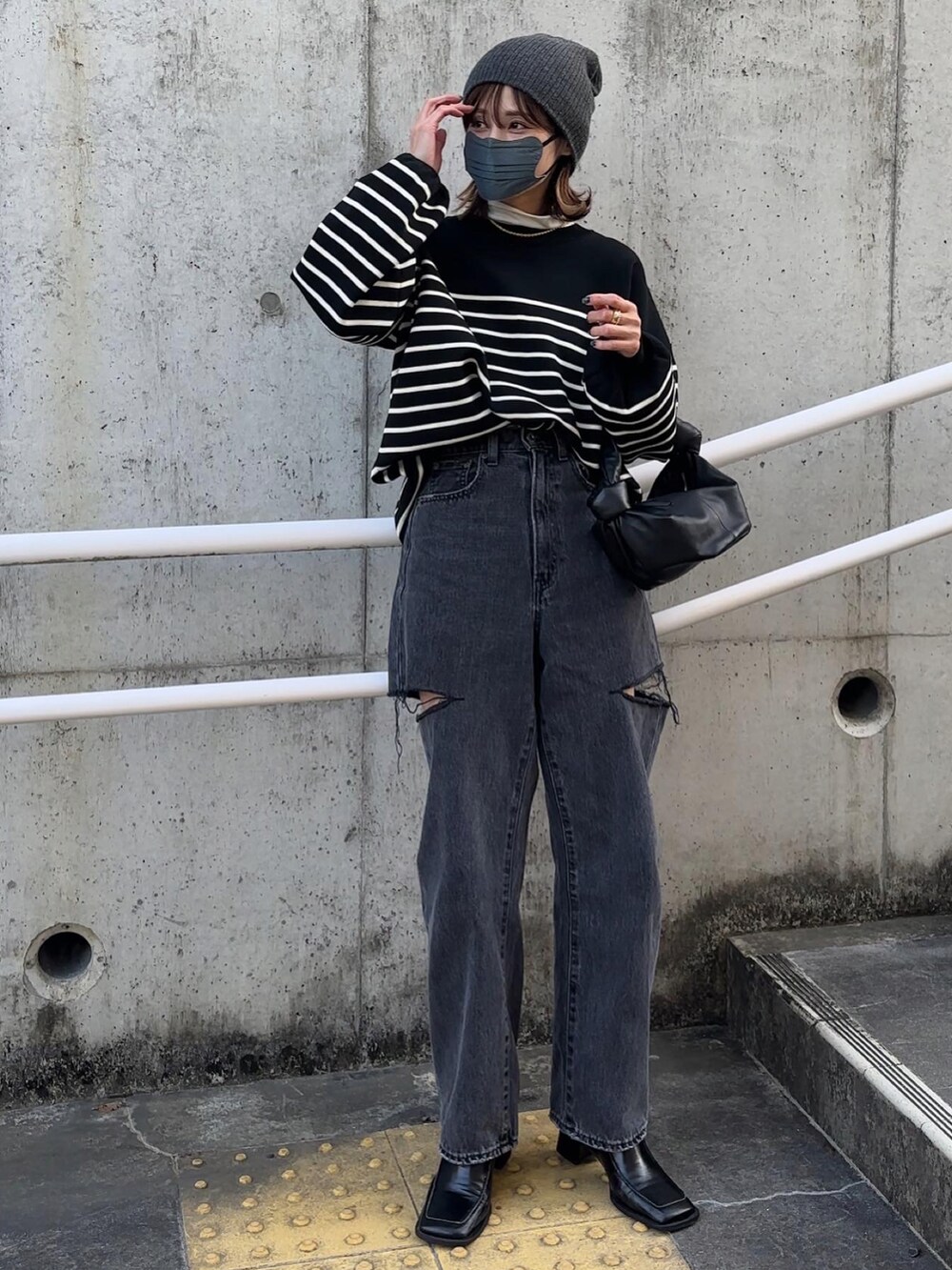 「シンプルコーデ、オトナ女子、153cm、yunco_de、低身長、ロングコート」｜「frames RAY CASSINのWEB限定 yun_wearコラボ ウールライクスタンドカラーフラップコート（トレンチコート、ベージュ系）」を使った、yunさん（レディース・153cm）の冬コーディネートの4枚目の写真
