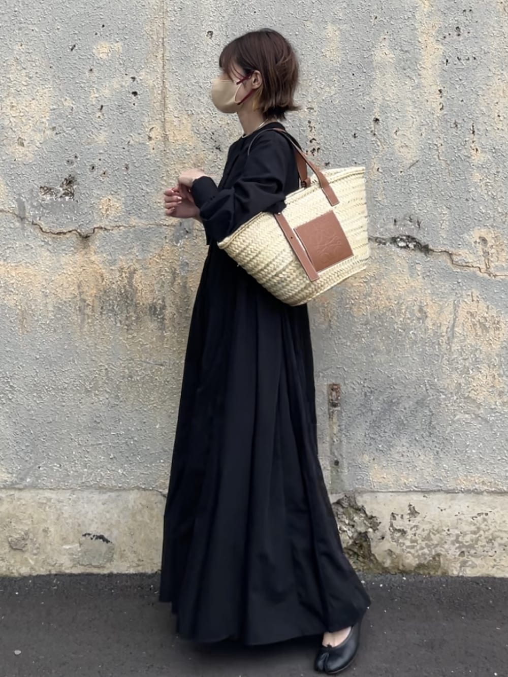 「ごきげんウィーク、ECRIRE✖︎yun、休日スタイル、オトナカジュアル、LOEWE、ラクチンコーデ」｜「LOEWEのバスケットバッグ（ヤシの葉＆カーフ）（かごバッグ、ベージュ系）」を使った、yunさん（レディース・153cm）の春コーディネートの2枚目の写真