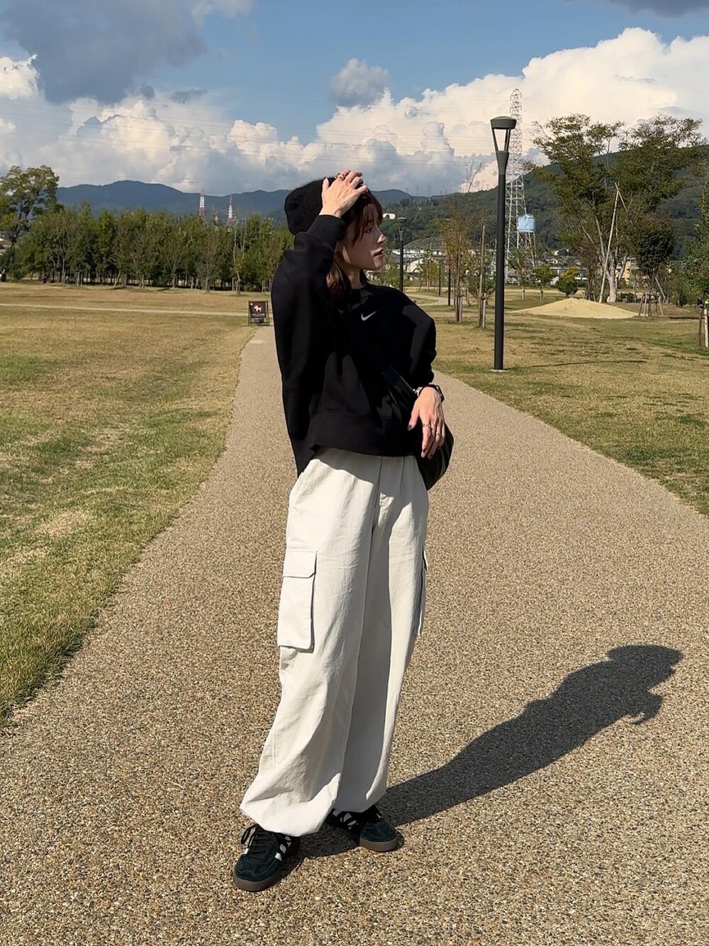 「休日スタイル、秋服、コーデュロイパンツ、パラシュートパンツ、GU、153cm、yunco_de」｜「adidasのadidas/アディダス Handball Spezial Shoes/アディダス ハンドボール スペツィアル（スニーカー、ブラック系）」を使った、yunさん（レディース・153cm）の秋コーディネートの2枚目の写真