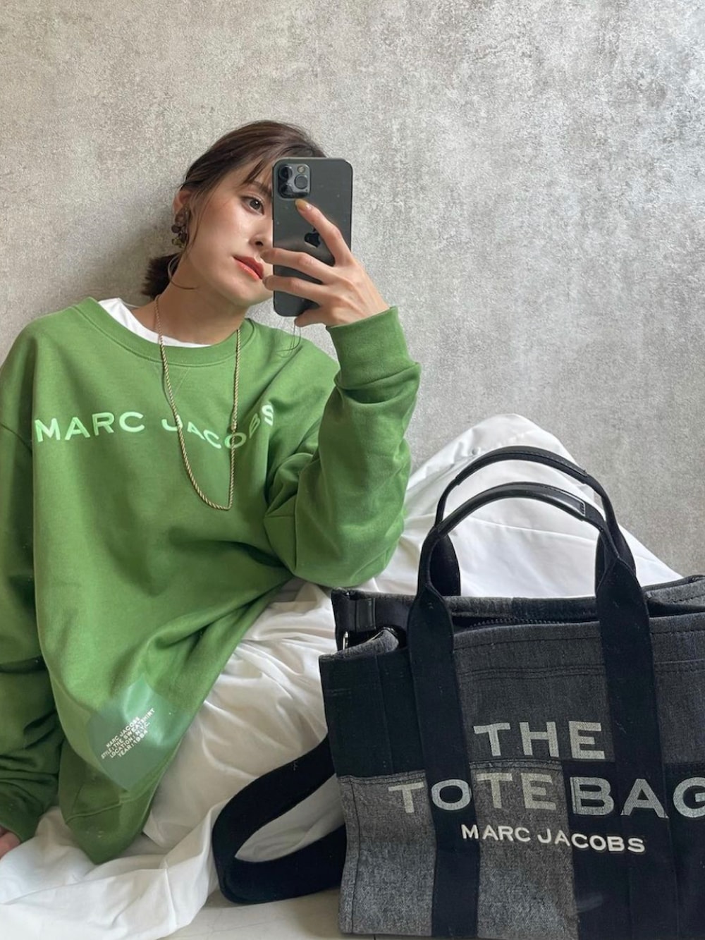 「カジュアルコーデ、MARC JACOBS、ECRIRE✖︎yun、オトナカジュアル、ゆるコーデ、トートバッグ」｜「MARC JACOBSのアイテム（トップス、グリーン系）」を使った、yunさん（レディース・153cm）の秋コーディネートの2枚目の写真