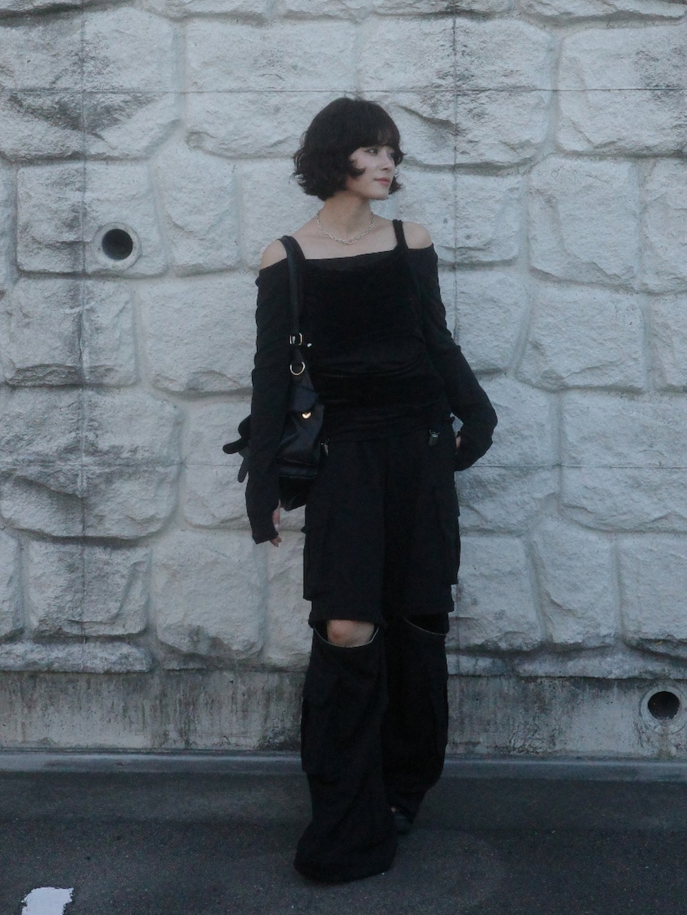 ブラック系のタンクトップ、ブラック系のスウェットパンツを着用したレディースの夏コーディネートの5枚目の写真