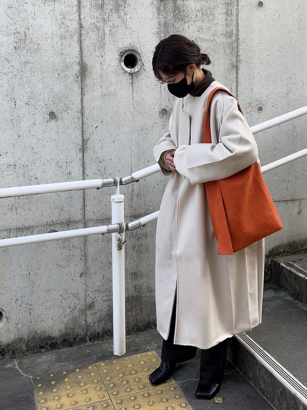 「大人カジュアル、秋服コーデ、ノーカラーコート、ロングコート、yunco_de、お出かけコーデ、パンツスタイル、マザーズバック」｜「sakishimatokyoのボリュームノーカラーロングコート（ノーカラーコート、ホワイト系）」を使った、yunさん（レディース・153cm）の秋コーディネートの2枚目の写真