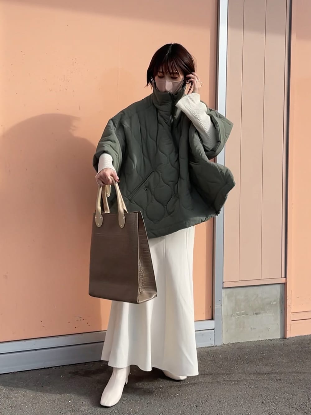 「大人カジュアル、GRL、yunくろ、yunclo、yunco_de、マーメイドスカート、POUTOJOURU、ビッグシルエット」｜「GRLのマーメイドロングスカート（スカート、ホワイト系）」を使った、yunさん（レディース・153cm）の冬コーディネートの2枚目の写真