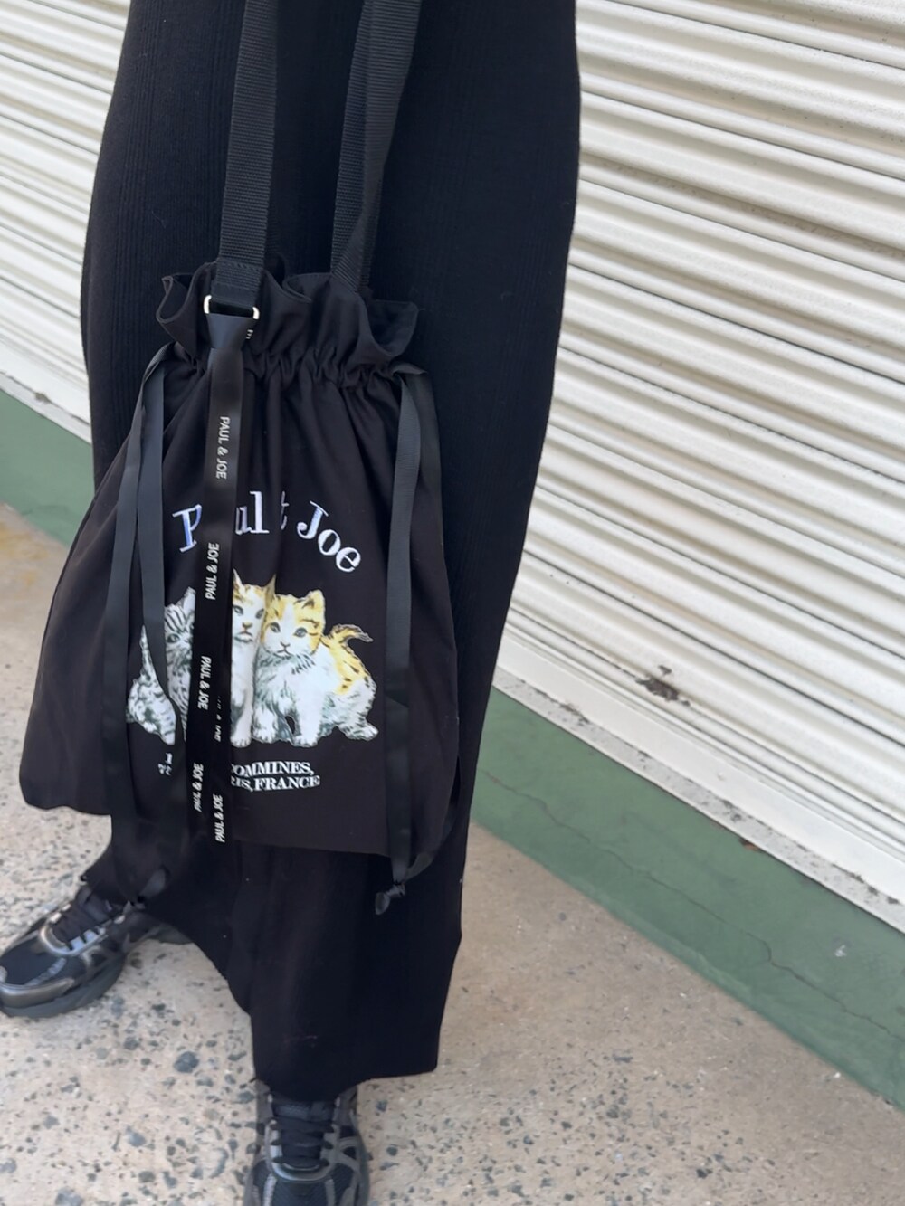 「春のおしゃ見えテクニック、春ファッション、ELGAES、PR、巾着バッグ、おでかけコーデ」｜「PAUL & JOE ACCESSOIRESのキャンバス巾着トート ＜スリーキャッツ＞/PAUL & JOE ACCESSOIRES（トートバッグ、ブラック系）」を使った、yunさん（レディース・153cm）の春コーディネートの4枚目の写真