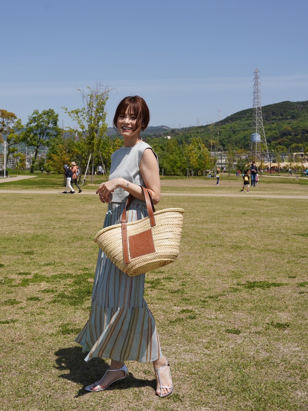 「春夏コーデ、ラグナムーン、デートスタイル（WOMEN）、LOEWE、ロエベ」｜「LAGUNAMOONのラメレインボーニットワンピース（ワンピース、ブルー系）」を使った、yunさん（レディース・153cm）の春コーディネートの3枚目の写真