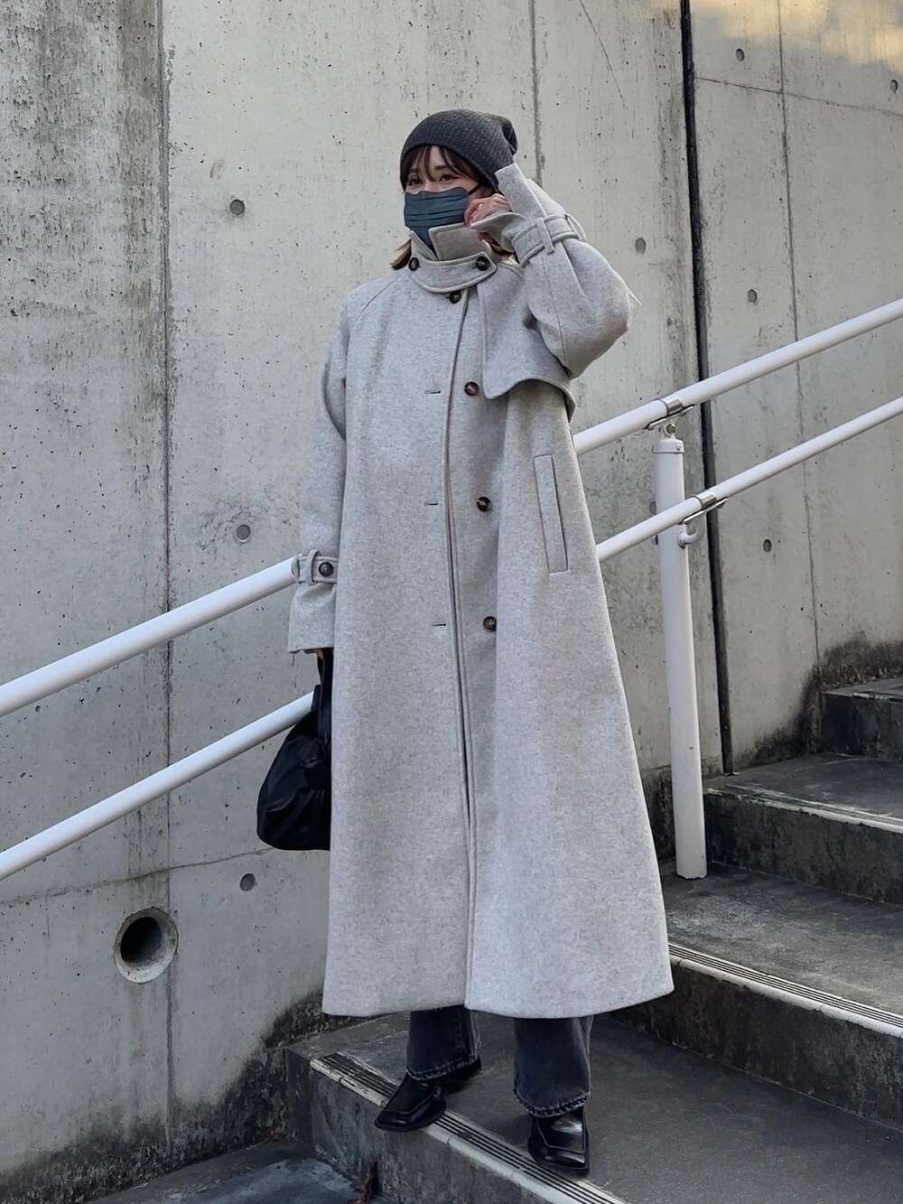 「シンプルコーデ、オトナ女子、153cm、yunco_de、低身長、ロングコート」｜「frames RAY CASSINのWEB限定 yun_wearコラボ ウールライクスタンドカラーフラップコート（トレンチコート、ベージュ系）」を使った、yunさん（レディース・153cm）の冬コーディネートの2枚目の写真