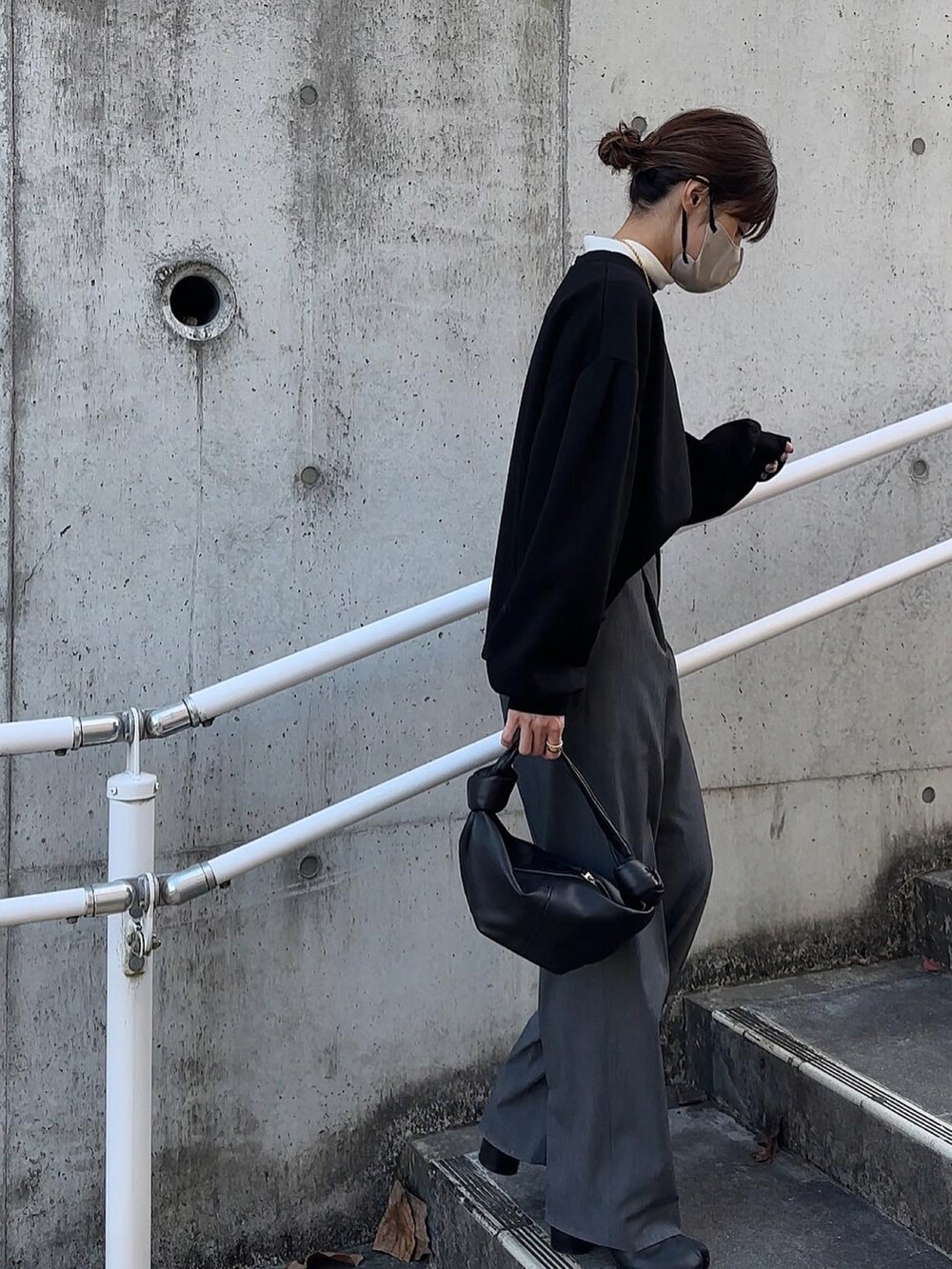 ブラック系のTシャツ/カットソー、ゴールド系のネックレスを着用したレディースの冬コーディネートの3枚目の写真