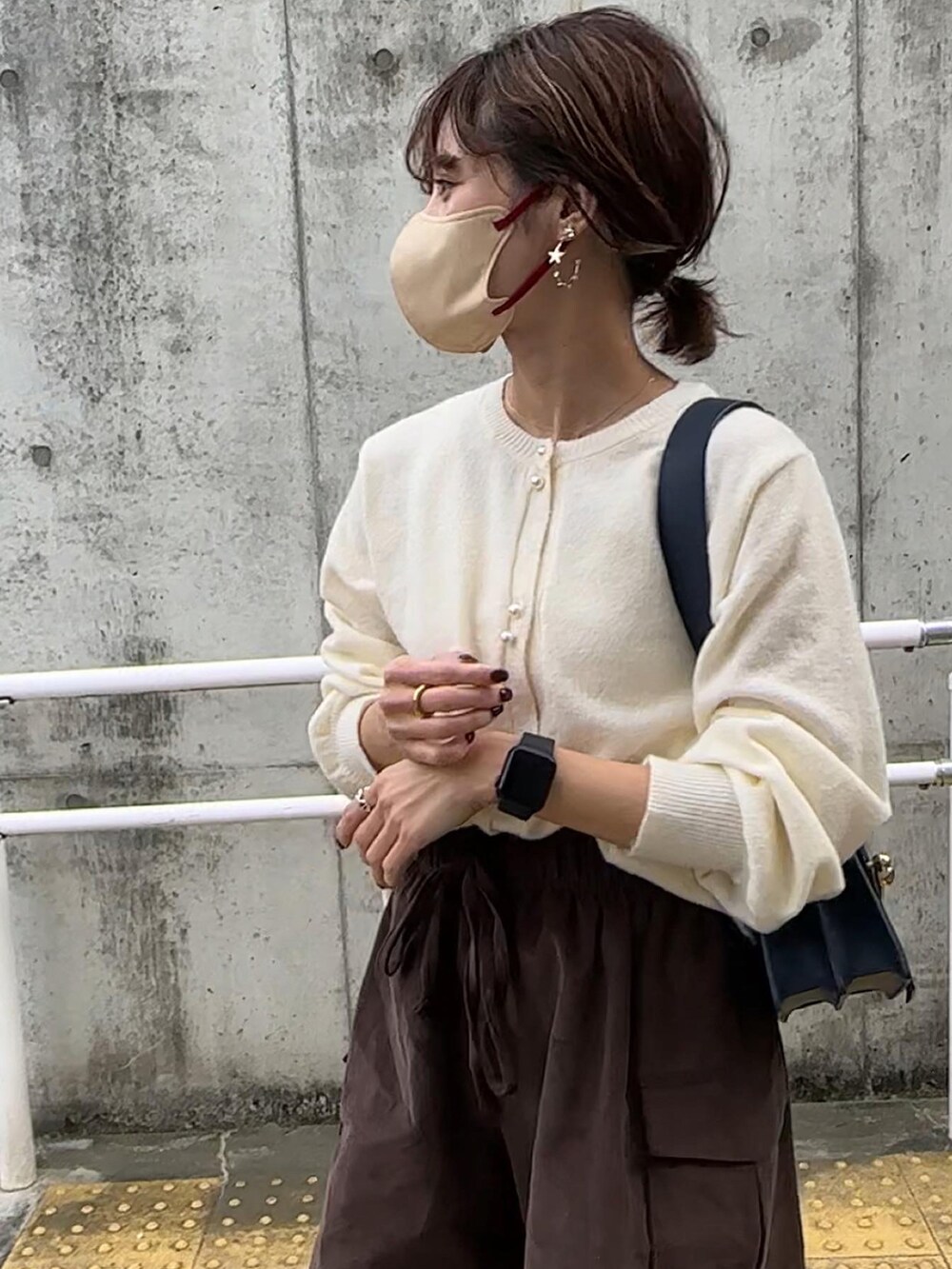 「WEARハロウィン2022、ダブルパールボタン、シンプルスタイル、オトナカワイイ、yunco_de、キレイめ」｜「EASEBLUEのWパールボタンカーディガン（ニット/セーター、ホワイト系）」を使った、yunさん（レディース・153cm）の秋コーディネートの4枚目の写真