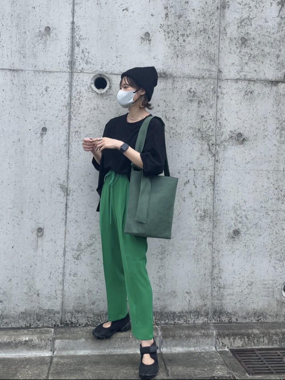 「シンプルコーデ、カジュアルコーデ、グリーンコーデ、yunco_de、イージーパンツ、ニット帽、エアリフト、ootd、秋コーデ」｜「THE SHOP TK の【CLUEL presents】【着回し力抜群！】テントラインシルエットTシャツ（Tシャツ/カットソー、ブラック系）」を使った、yunさん（レディース・153cm）の夏コーディネートの4枚目の写真