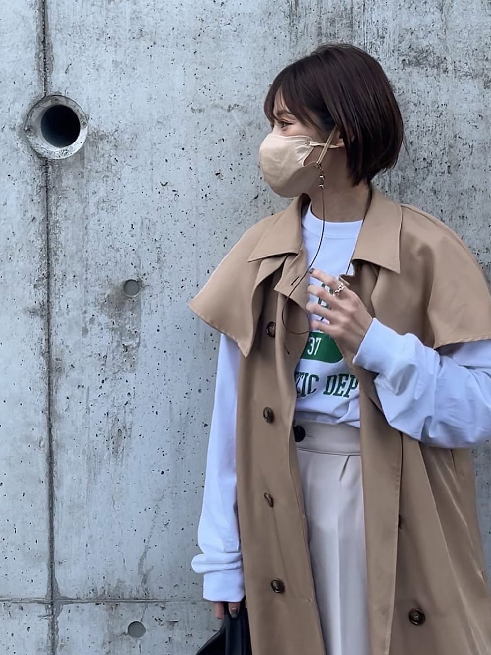 「トレンチコート、リエディ、yunco_de、GRL、PRADA、BOTTEGA VENETA、ロゴT、ANGIE VINTAGE、お出かけコーデ、オトナカジュアル」｜「GRLのベーシックストレートパンツ（その他パンツ、ベージュ系）」を使った、yunさん（レディース・153cm）の春コーディネートの2枚目の写真