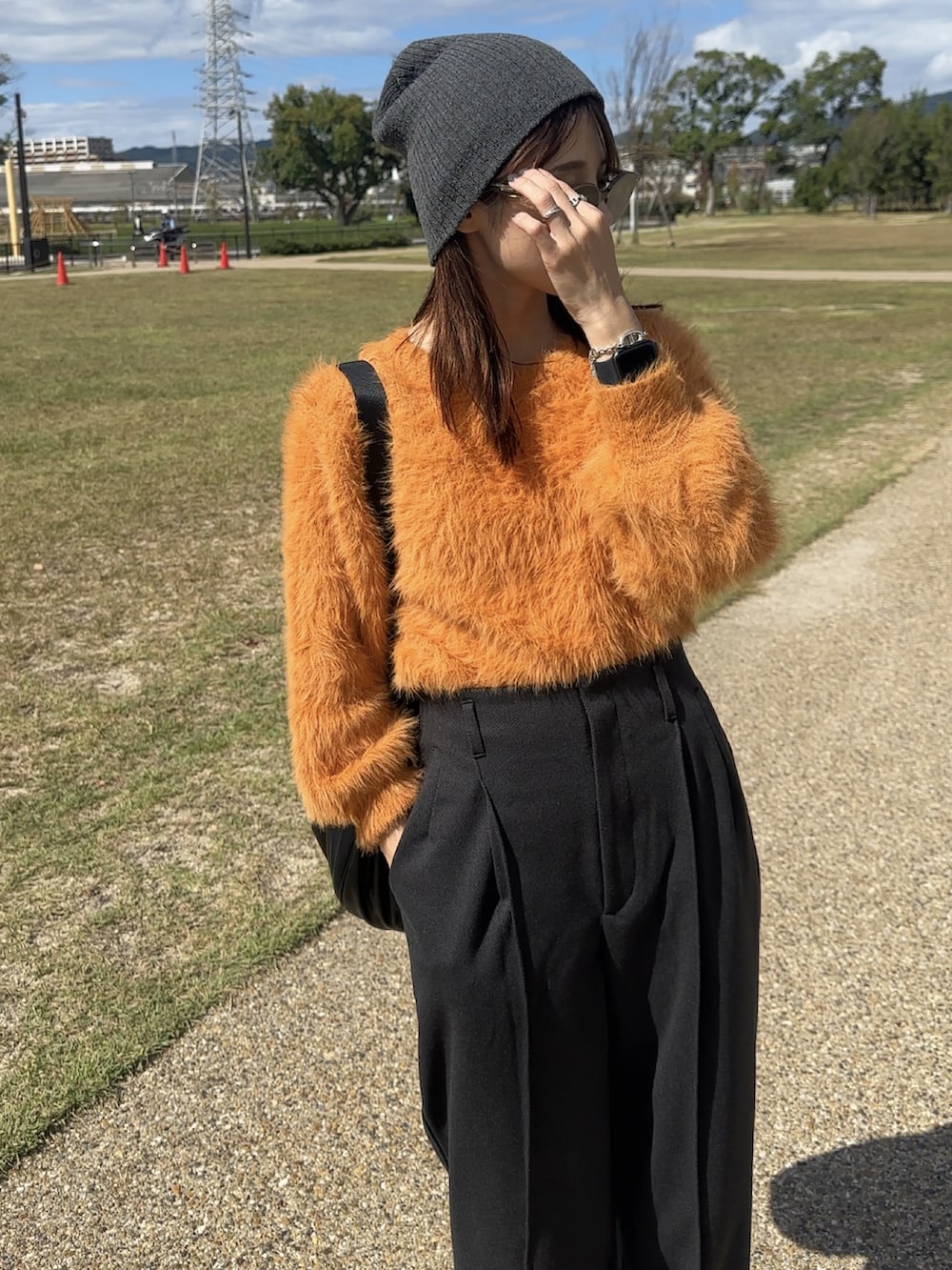 「秋服準備はじめました、フェザーニット、ビーニー、パンツスタイル、GU、153cm、低身長コーデ、adidas、UNIQLO、PR」｜「SENSE OF PLACE by URBAN RESEARCHの『堀田真由さん着用』クルーネックフェザーセーター（ニット/セーター、オレンジ系）」を使った、yunさん（レディース・153cm）の秋コーディネートの2枚目の写真