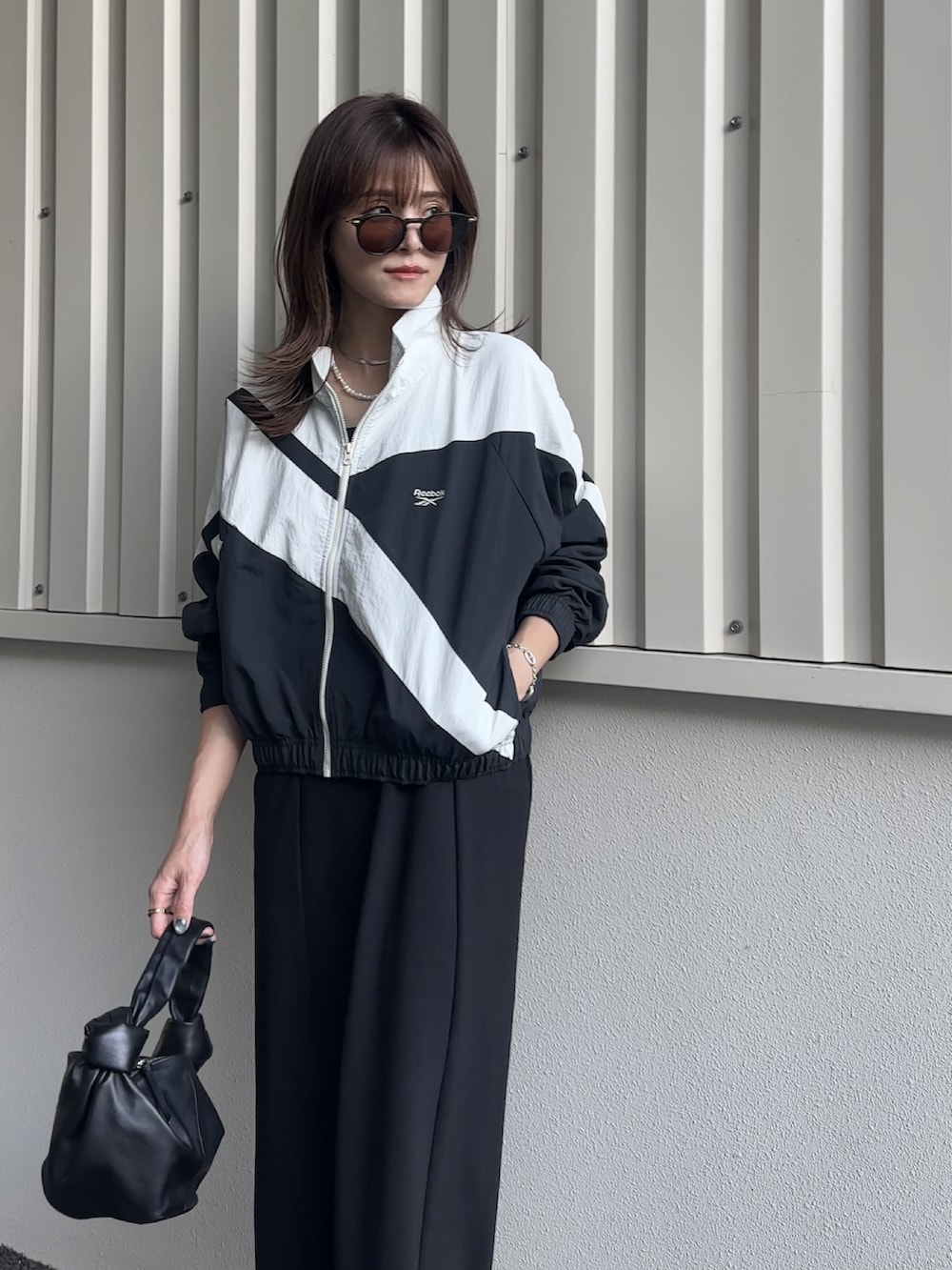 「大人女子、トラックジャケット、reebok、リーボック(Reebok)、153cm、秋服準備はじめました、秋コーデ、yunco_de、ミニバッグ、ボッテガヴェネタ、ワンピース」｜「Reebokのクラシックス フランチャイズ トラック ジャケット / Classics Franchise Track Jacket / リーボック（レディース）（ナイロンジャケット、ブラック系）」を使った、yunさん（レディース・153cm）の秋コーディネートの3枚目の写真