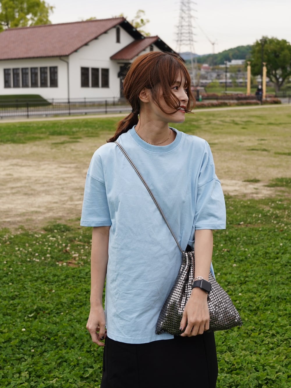ブルー系のTシャツ/カットソー、ブラック系のスニーカーを着用したレディースの春コーディネートの2枚目の写真