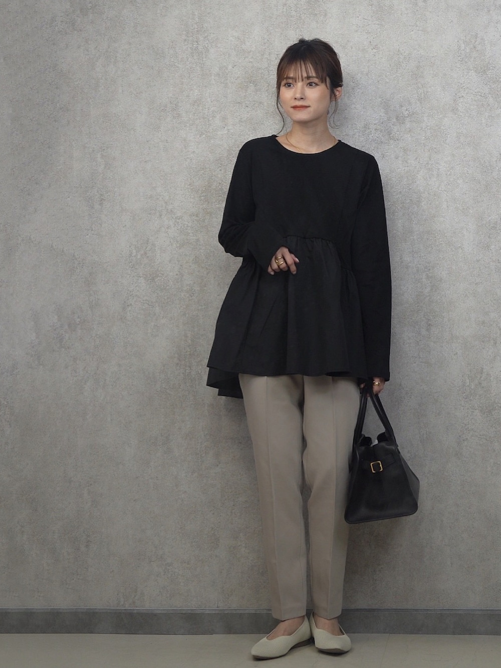 ブラック系のTシャツ/カットソー、ベージュ系のその他パンツを着用したレディースの春コーディネートの2枚目の写真