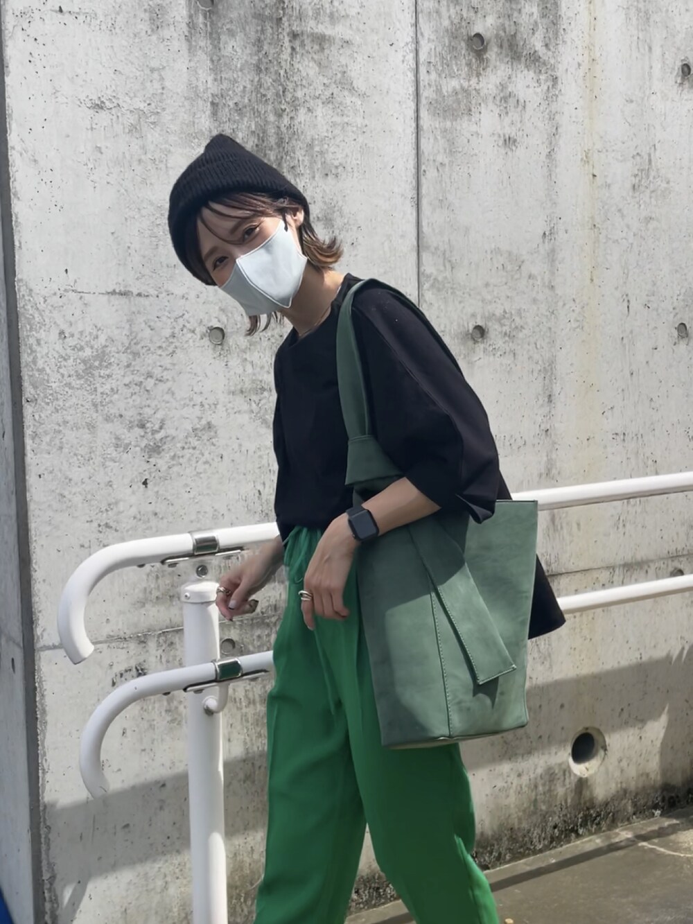 「シンプルコーデ、カジュアルコーデ、グリーンコーデ、yunco_de、イージーパンツ、ニット帽、エアリフト、ootd、秋コーデ」｜「THE SHOP TK の【CLUEL presents】【着回し力抜群！】テントラインシルエットTシャツ（Tシャツ/カットソー、ブラック系）」を使った、yunさん（レディース・153cm）の夏コーディネートの3枚目の写真