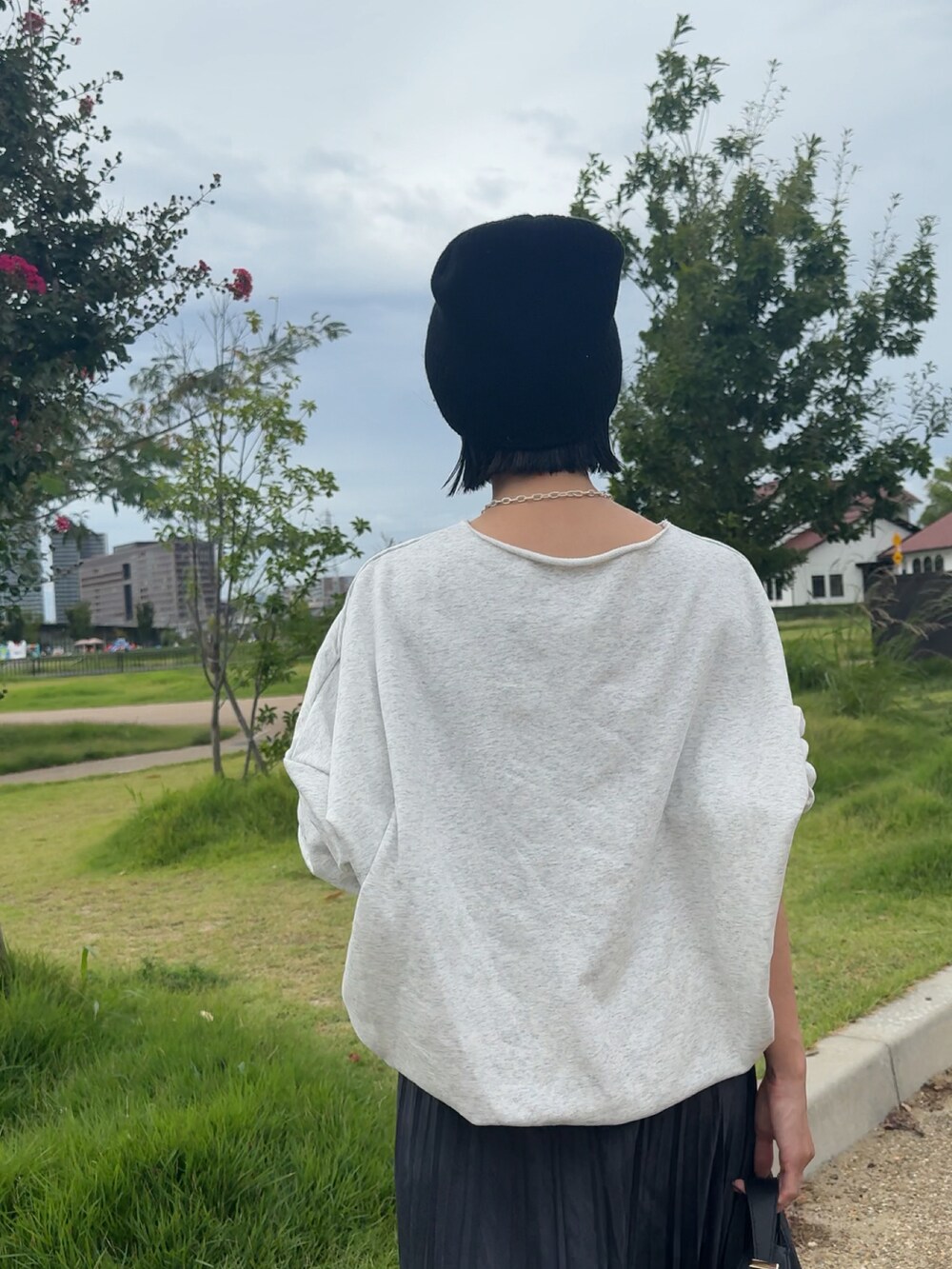 グレー系のスウェット、グレー系のスカートを着用したレディースの秋コーディネートの3枚目の写真