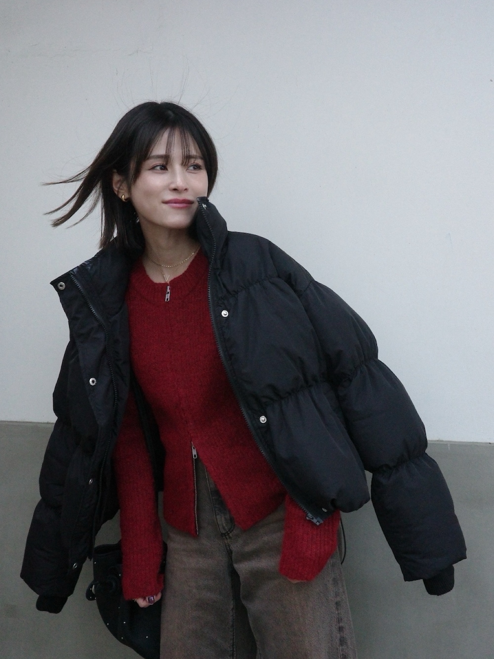 「BARRETTA、バレッタ、153cm、赤ニット、yunco_de」｜「BARRETTAのハイネックパテッドジャケット（ブルゾン、ブラック系）」を使った、yunさん（レディース・153cm）の秋コーディネートの2枚目の写真