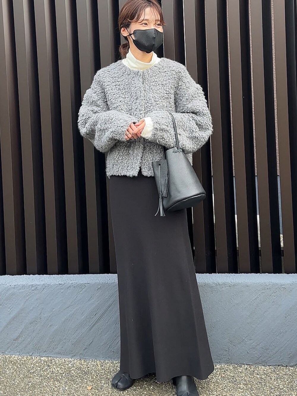 グレー系のカーディガン/ボレロ、ゴールド系のネックレスを着用したレディースの冬コーディネートの2枚目の写真