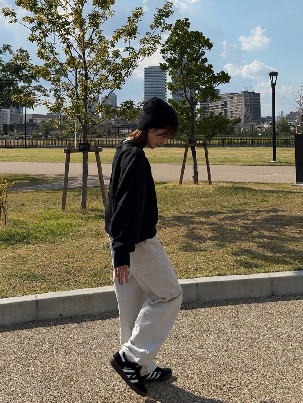 「休日スタイル、秋服、コーデュロイパンツ、パラシュートパンツ、GU、153cm、yunco_de」｜「adidasのadidas/アディダス Handball Spezial Shoes/アディダス ハンドボール スペツィアル（スニーカー、ブラック系）」を使った、yunさん（レディース・153cm）の秋コーディネートの3枚目の写真