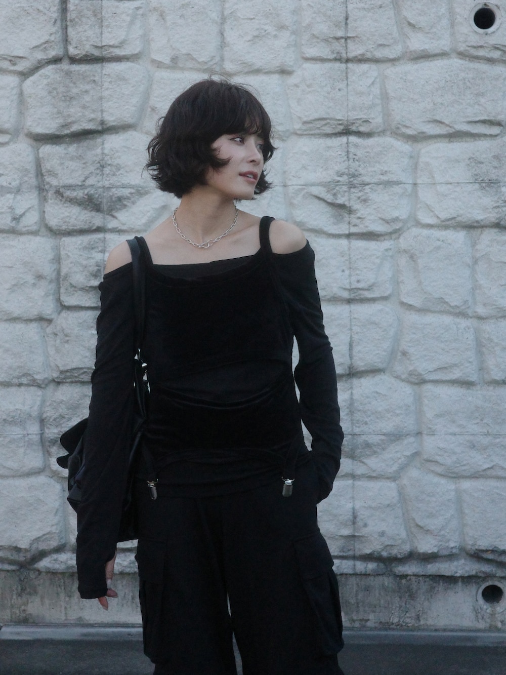 ブラック系のタンクトップ、ブラック系のスウェットパンツを着用したレディースの夏コーディネートの4枚目の写真