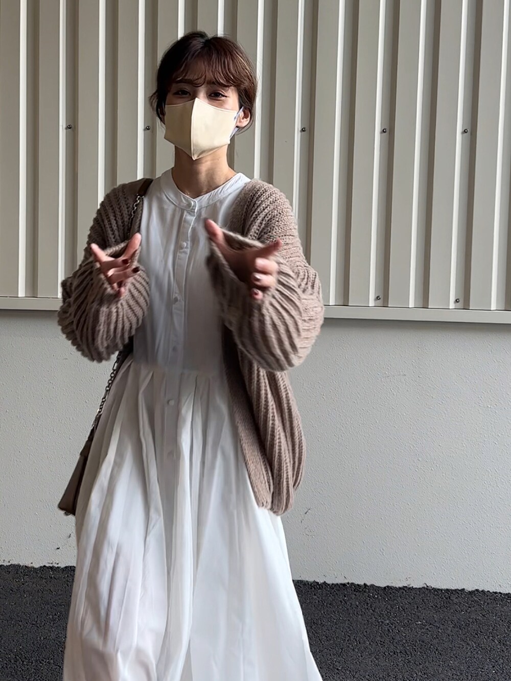 ホワイト系のシャツワンピース、ブラウン系のカーディガン/ボレロを着用したレディースの秋コーディネートの3枚目の写真