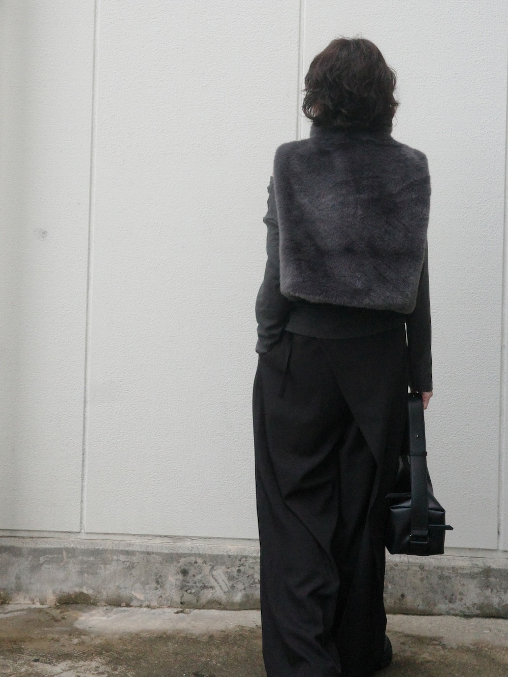 ブラック系のスラックス、グレー系のTシャツ/カットソーを着用したレディースの秋コーディネートの2枚目の写真