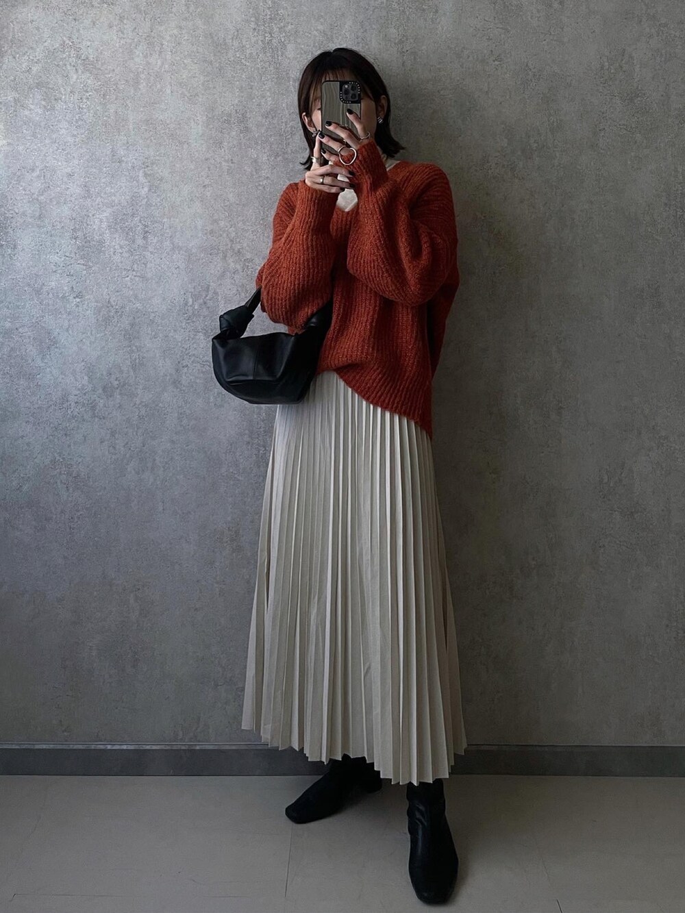 「クリスマスに着たい服、ブイネックニット、アーバンリサーチドアーズ、yunくろ、yunclo、yunco_de、BOTTEGA VENETA、GRL、プリーツスカート、低身長、153cm」｜「GRLのストレッチスクエアトゥショートブーツ（ブーツ、ベージュ系）」を使った、yunさん（レディース・153cm）の冬コーディネートの2枚目の写真