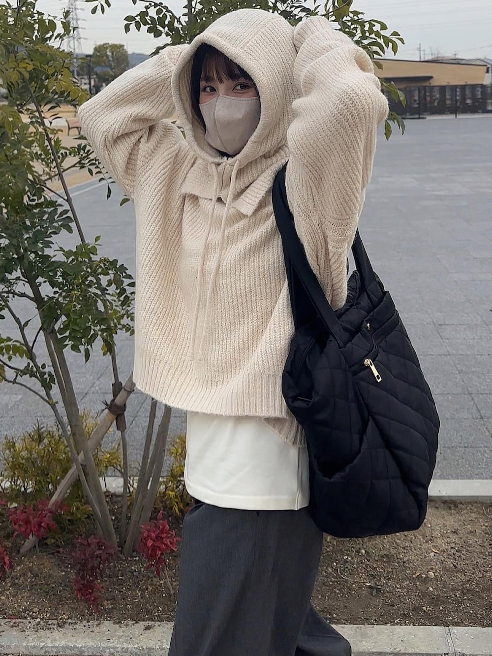 「休日コーデ、バラクラバ、KBF、153cm、yunco_de、低身長、UNIQLO、ユニクロ、タックワイドパンツ、therow、The Row」｜「KBFの『WEB/一部店舗限定』バラクラバSETニット（ニット/セーター、ホワイト系）」を使った、yunさん（レディース・153cm）の冬コーディネートの2枚目の写真