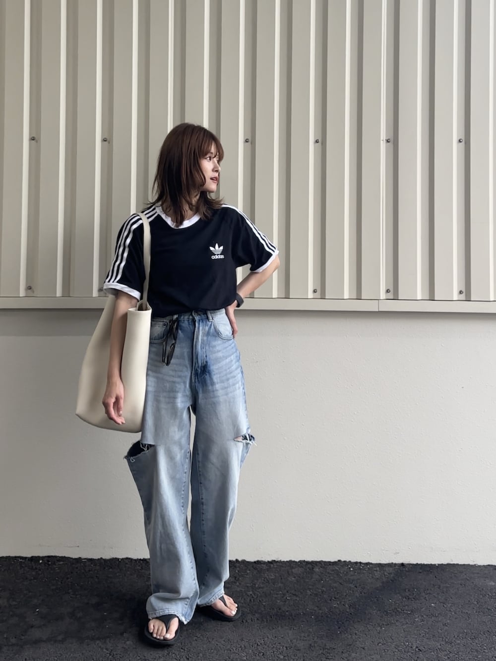「夏コーデ、adidas、adidas originals、アディダス、yunco_de、153cm、サイドカットデニム、GRL」｜「adidasのアディカラー クラシックス スリーストライプス Tシャツ / アディダスオリジナルス adidas Originals（Tシャツ/カットソー、ブラック系）」を使った、yunさん（レディース・153cm）の夏コーディネートの4枚目の写真