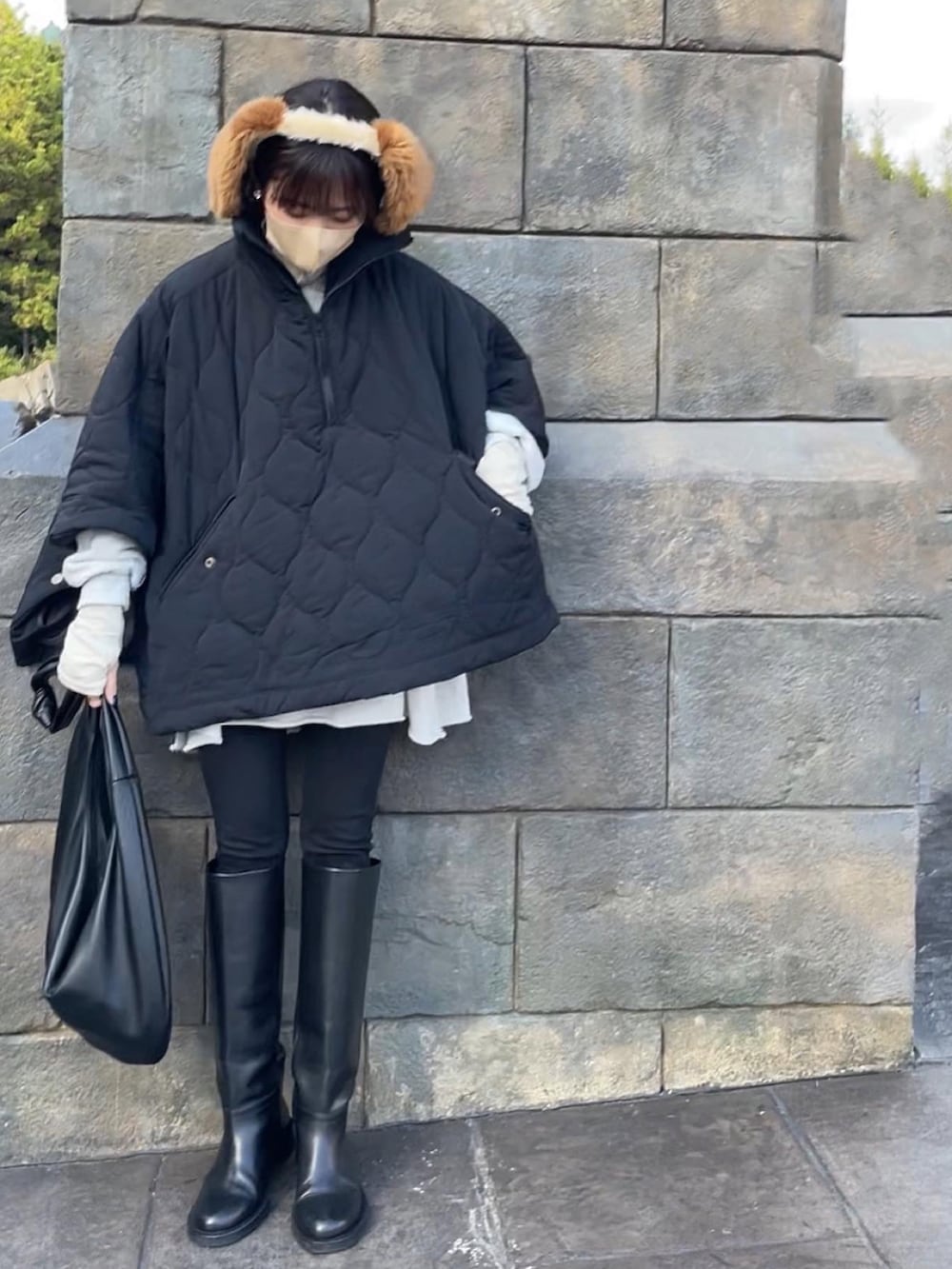 「休日スタイル、ユニバーサルスタジオジャパン、USJ、モノトーンコーデ、yunくろ、yunclo、スウェット」｜「GRLのハイウエストスキニーパンツ（その他パンツ、ブラック系）」を使った、yunさん（レディース・153cm）の冬コーディネートの2枚目の写真