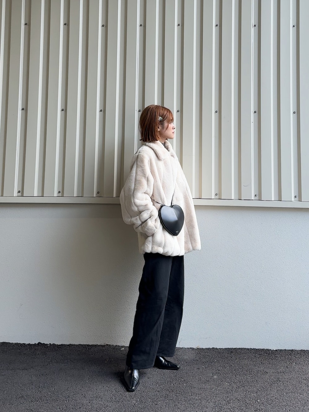 「ゆるコーデ、ファーコート、153cm、alaia、大人コーデ、パンツコーデ、カーサフライン」｜「CASA FLINEのリサイクルポリエステルファーショートコート（その他アウター、ベージュ系）」を使った、yunさん（レディース・153cm）の冬コーディネートの2枚目の写真