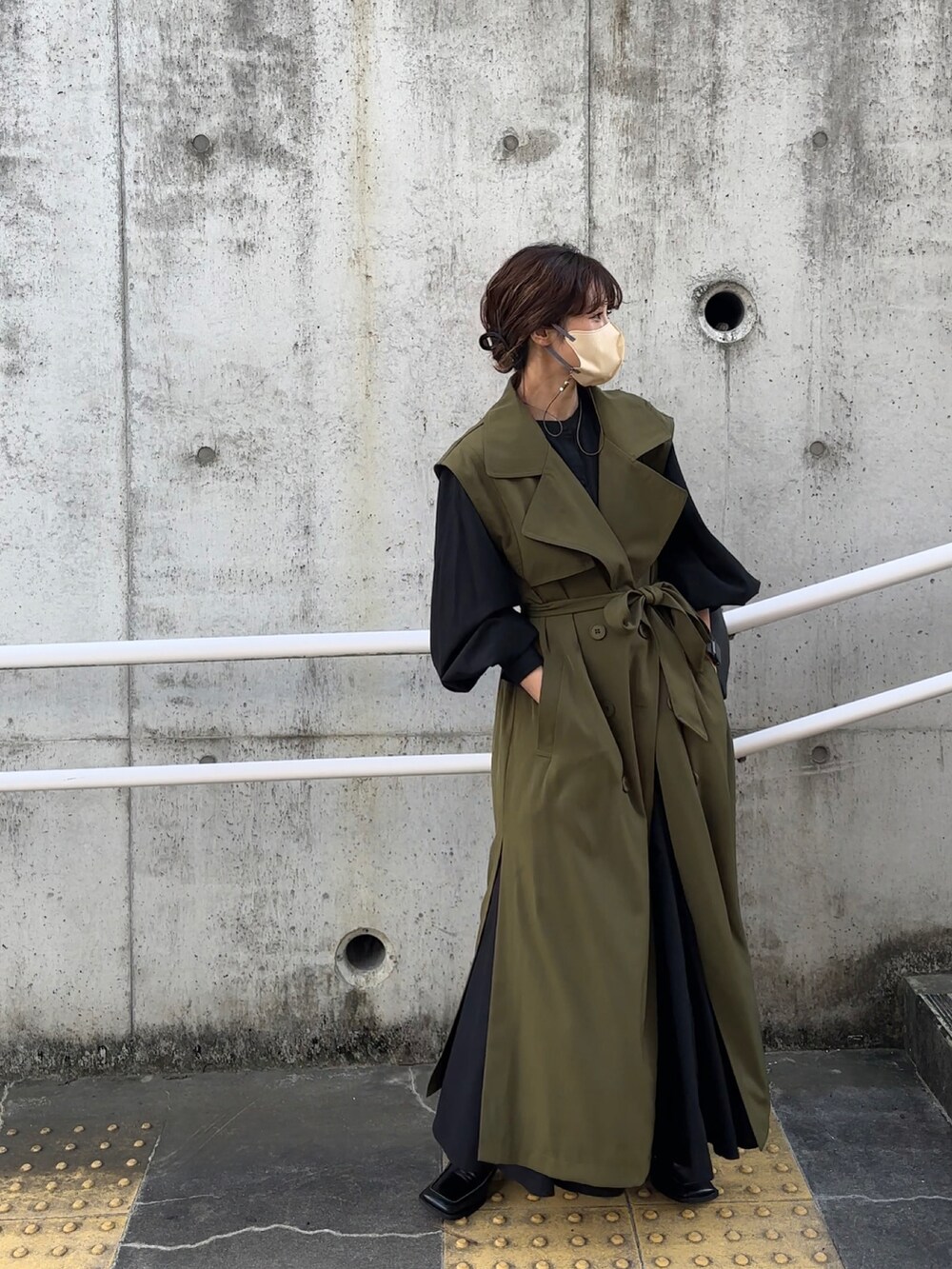 「WEARハロウィン2022、ECRIRE✖︎yun、トレンチコート、153cm、低身長、大人カジュアル、休日コーデ、グリーン」｜「ECRIREの【yun_wearコラボ】2WAYロングトレンチコート（トレンチコート、グリーン系）」を使った、yunさん（レディース・153cm）の秋コーディネートの4枚目の写真