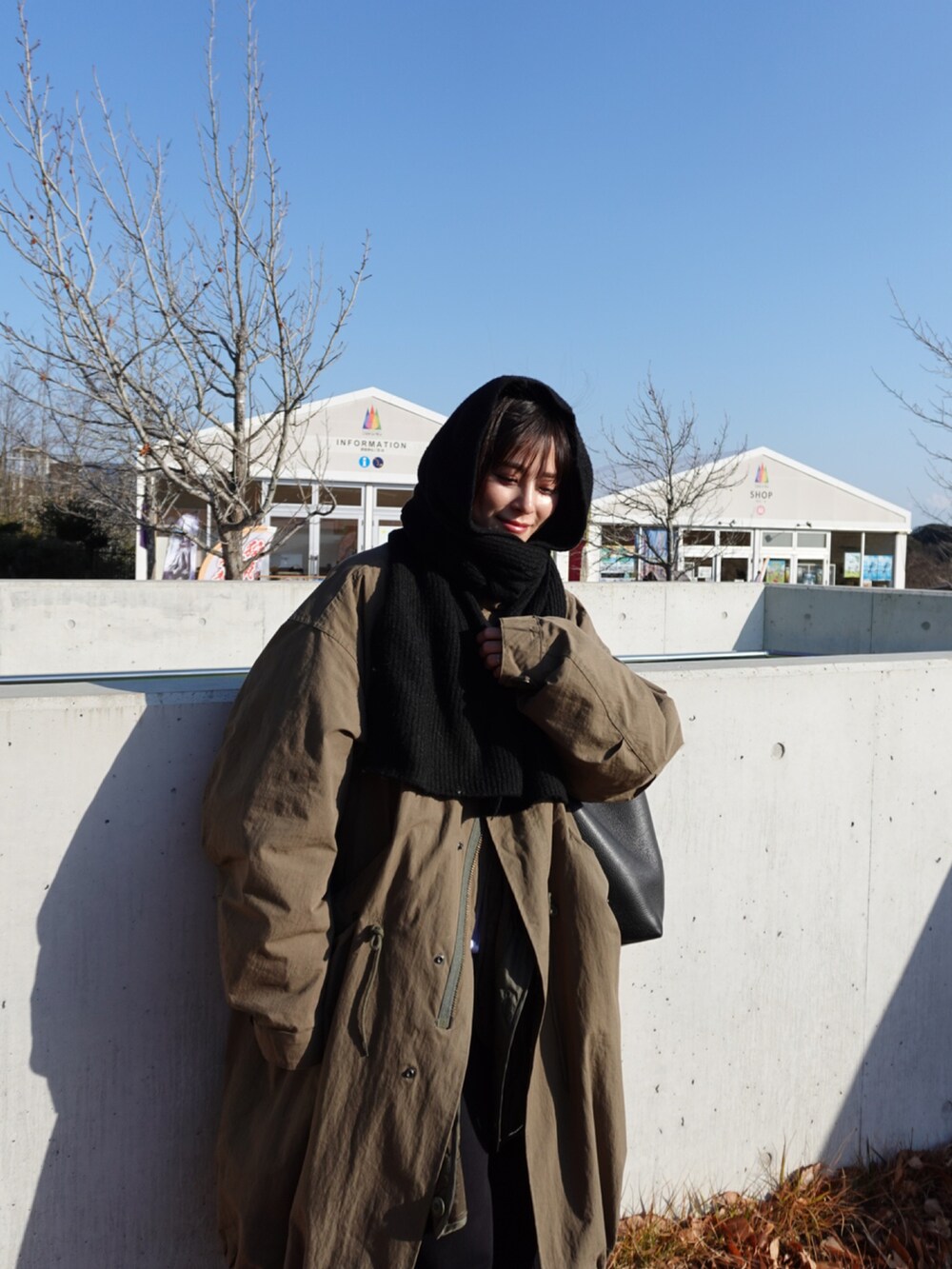 「冬アウター、大人かわいい、yunco_de」｜「STYLEMIXERのフードニットマフラー（マフラー、ブラック系）」を使った、yunさん（レディース・153cm）の冬コーディネートの3枚目の写真