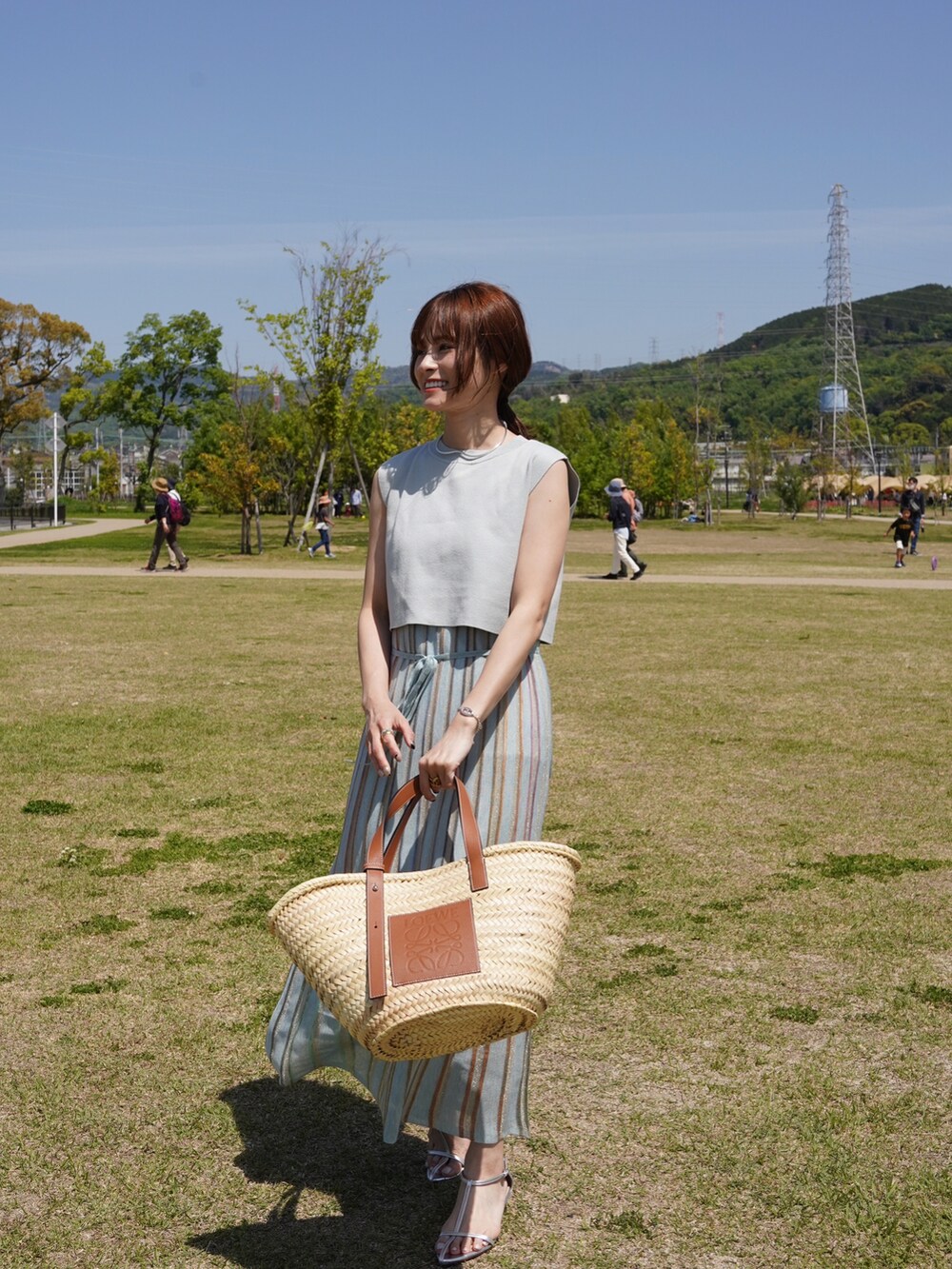「春夏コーデ、ラグナムーン、デートスタイル（WOMEN）、LOEWE、ロエベ」｜「LAGUNAMOONのラメレインボーニットワンピース（ワンピース、ブルー系）」を使った、yunさん（レディース・153cm）の春コーディネートの2枚目の写真
