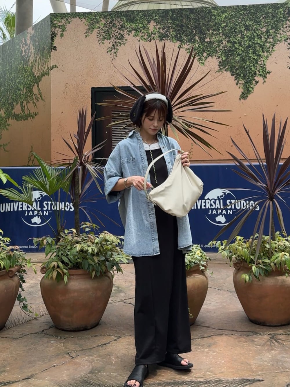 ブルー系のシャツ/ブラウス、ブラック系のワンピース、ホワイト系のバッグを着用したレディースの夏コーディネートの3枚目の写真