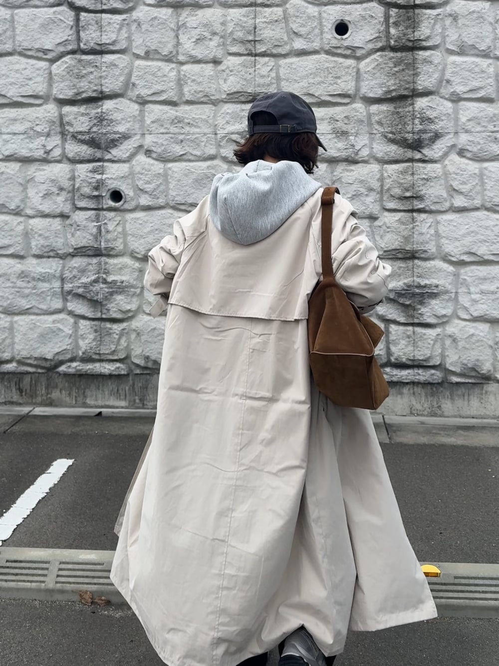 「トレンチコート、キャナルジーン(CANAL JEAN)、tiptop、PR、春服、キャップ女子」｜「CANAL JEANのdiggity　スウェードフラップショルダーバッグ（ショルダーバッグ、イエロー系）」を使った、yunさん（レディース・153cm）の春コーディネートの4枚目の写真