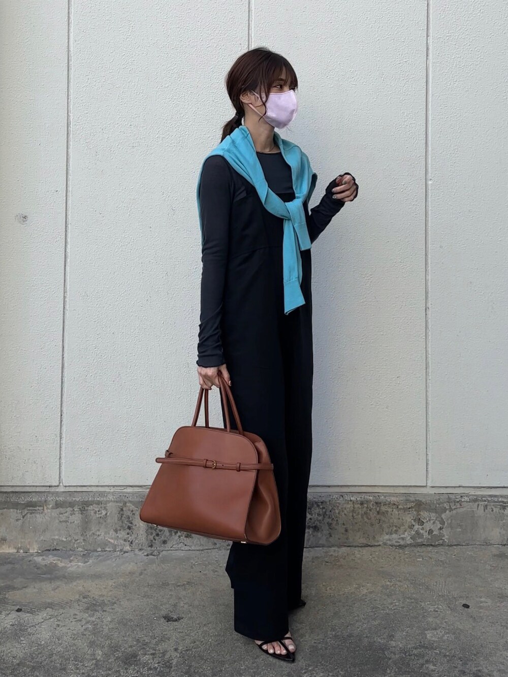 「春コーデ、大人カジュアル、UNIQLO、サロペット、オールインワン、ジルサンダー、JILSANDER、153cm、yunco_de」｜「DHOLICのシアートップス（Tシャツ/カットソー、ブルー系）」を使った、yunさん（レディース・153cm）の春コーディネートの2枚目の写真