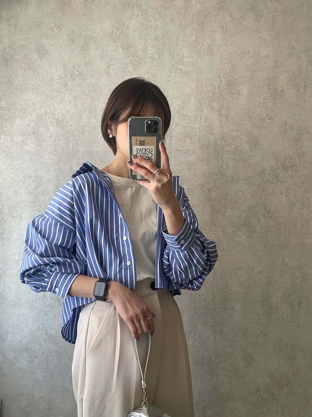 ベージュ系のその他パンツ、ブルー系のシャツ/ブラウス、シルバー系のシューズを着用したレディースの春コーディネートの2枚目の写真