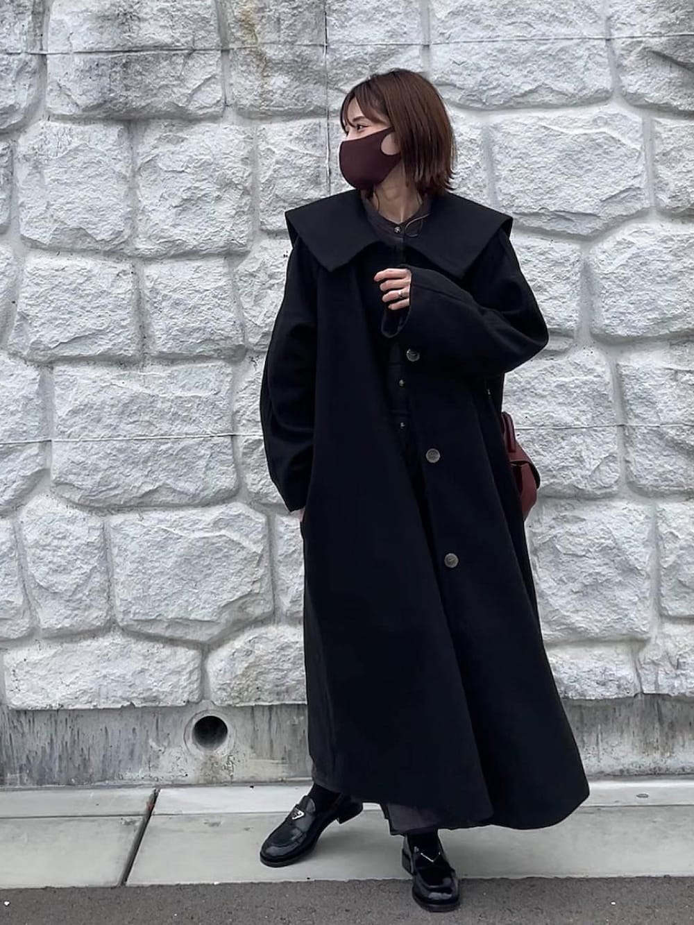 「プラダ、休日コーデ、セーラーカラー、メルロー(merlot)、polene、bonjour sagan、未来のWEARISTAプロジェクト」｜「MERLOTのビッグセーラーカラーコート（その他アウター、ブラック系）」を使った、yunさん（レディース・153cm）の秋コーディネートの3枚目の写真