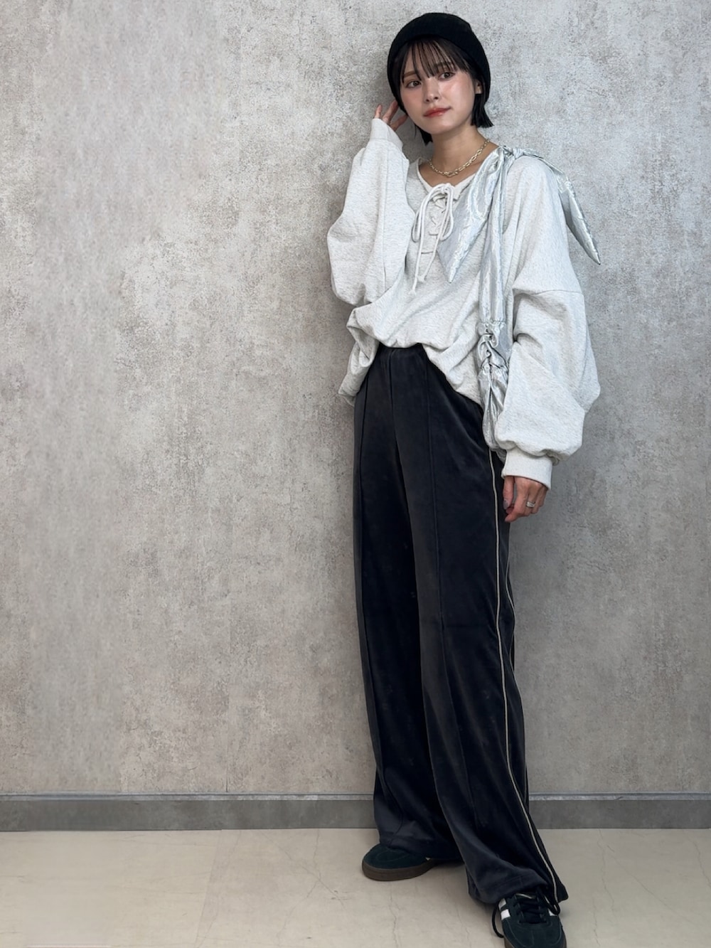 グレー系のスウェットを着用したレディースの秋コーディネートの2枚目の写真