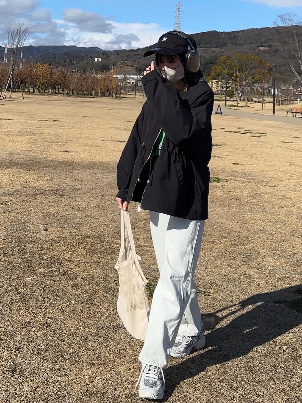 「春服デビュー宣言、春コーデ、ユニクロ、カーブジーンズ、メッシュバック、yunco_de、153cm」｜「libelle moreのウエストドロストギャザー　ノーカラーブルゾン（ブルゾン、ブラック系）」を使った、yunさん（レディース・153cm）の春コーディネートの5枚目の写真