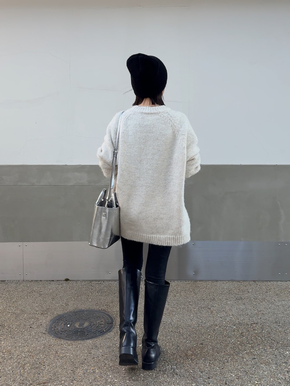 ホワイト系のニット/セーターを着用したレディースの秋コーディネートの2枚目の写真